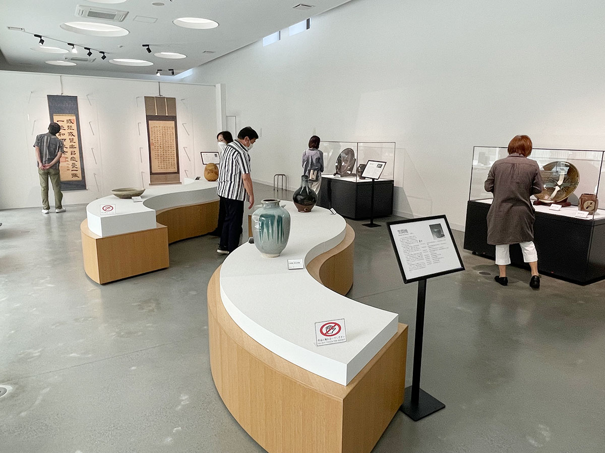 ウィンド・パワー・ギャラリー「GATE」、小松﨑美術館で開催された「陶芸と郷土の偉人逸筆展」の様子